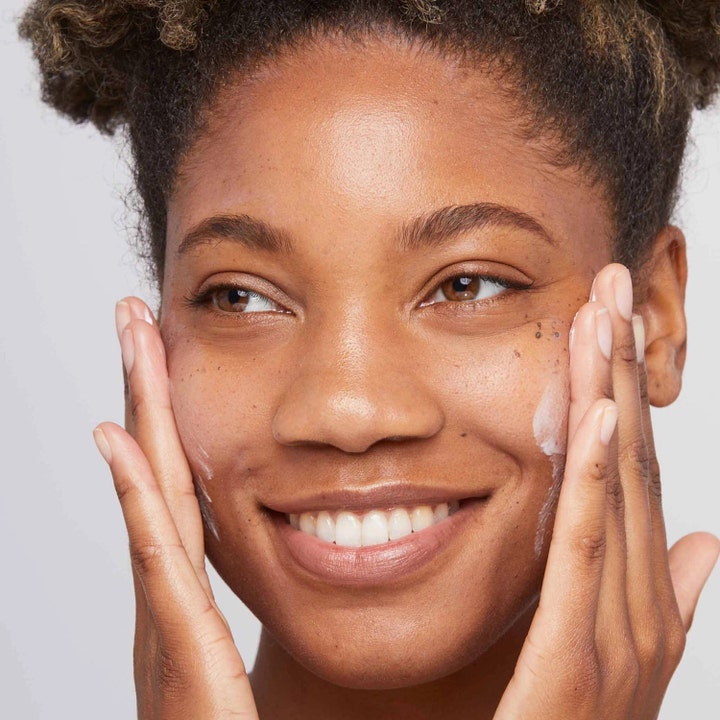 Dermalogica Skin Smoothing Cream 100 ml kosteuttava päivävoide levitettynä hymyilevän naisen kasvoille.