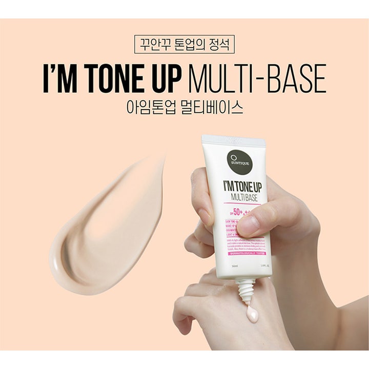 Suntique I'm Tone Up Multi Base 50 ml kirkastava aurinkosuojavoide SPF 50+ valkoisessa tuubissa ja vaalea voidenäyte.