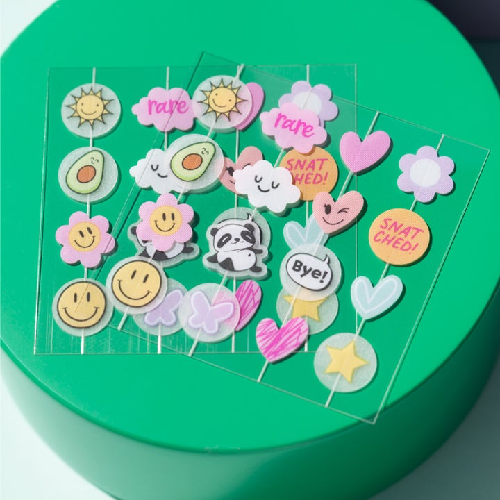 essence Spot Squad Pimple Patches 32 kpl finnilaastarit hoitavat epäpuhtauksia värikkäillä hymiöillä ja kuvioilla.