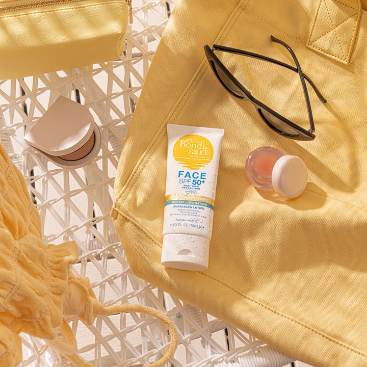 Bondi Sands SPF50+ Hydrating Tinted Face Lotion 75 ml kosteuttava aurinkovoide keltaisessa kesäkassissa.