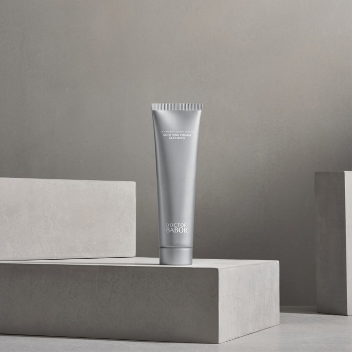 Babor DOC Soothing Cream Cleanser 150 ml rauhoittava puhdistusvoide hopeisessa tuubissa betonialustalla.