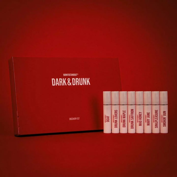 BornToStandOut Dark & Drunk Discovery Kit 8x 2 ml lahjasetti punainen laatikko ja valkoiset hajuvesinäytteet