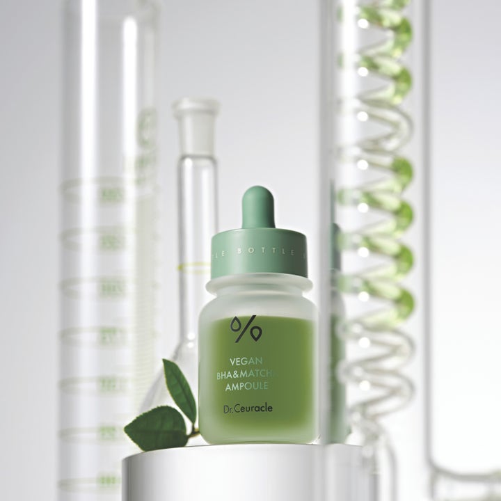Dr. Ceuracle Vegan BHA & Matcha Ampoule 30 ml kuoriva seerumi lasipullossa laboratoriovälineiden ympäröimänä.