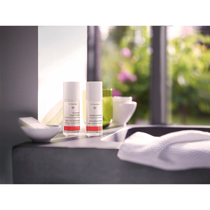 Dr. Hauschka Rose Deodorant 50 ml hoitava roll-on deodorantti lasipullossa valoisan kylpyhuoneen tasolla