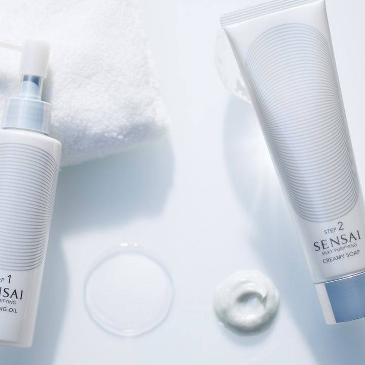 Sensai Silky Purifying Creamy Soap N 125 ml syväpuhdistava puhdistusaine valkoisessa tuubissa ja täyteläinen koostumus