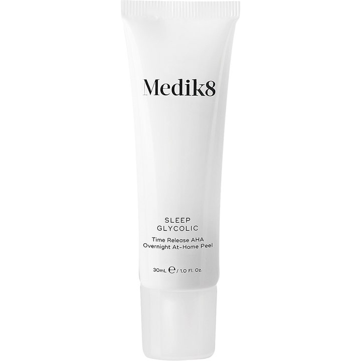 Medik8 Sleep Glycolic 30 ml kirkastava AHA yökuorinta on tyylikäs valkoinen tuubi jossa on läpikuultava korkki.