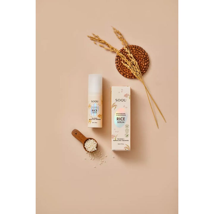 Kirkastava SOQU Rice Serum 50 ml niacinamideserum ja pakkaus riisintähkien sekä puulusikan kera.