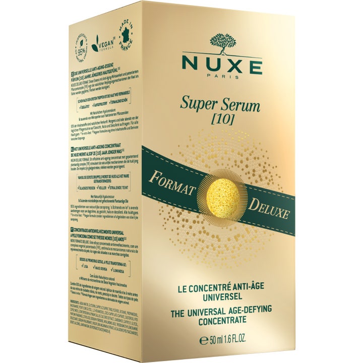 Nuxe Super Serum 50 ml ikääntymistä vastustava seerumi nainen levittää kultaista pipettiä käyttäen