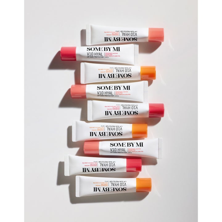 Some By Mi V10 Hyal Lip Protector 7 ml suojaava huulivoide. Pino valkoisia SPF15-tuubeja värikkäillä korkeilla.
