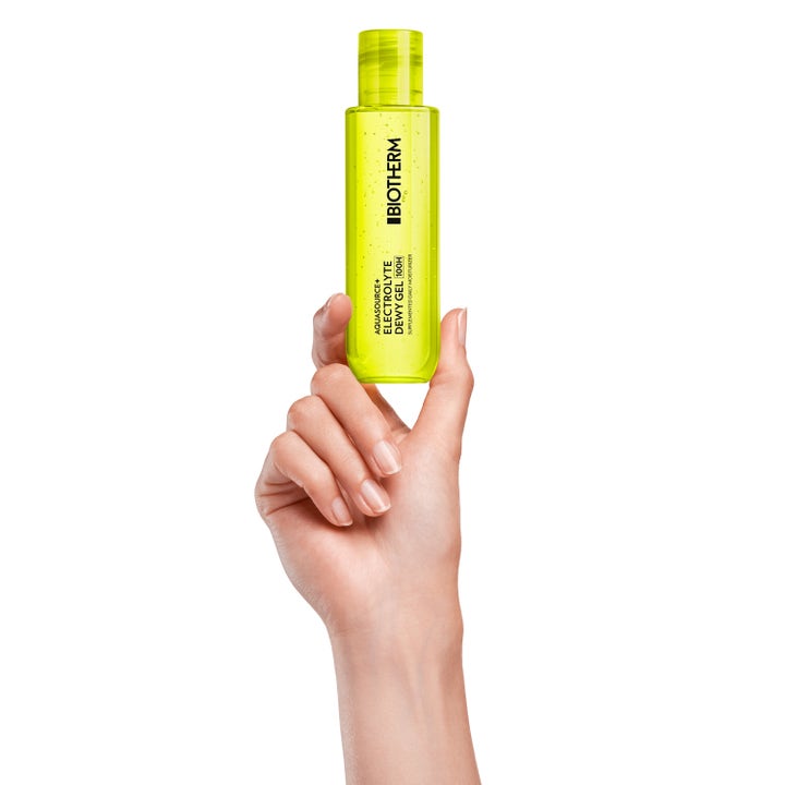 Biotherm Aquasource+ Electrolyte Dewy Gel 100H 100 ml kosteuttava kasvogeeli neonvihreässä pullossa kädessä.