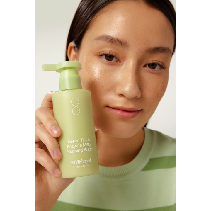 By Wishtrend Green Tea Enzyme Milky Foaming Wash 140 ml -puhdistustuote vaaleanvihreässä pumppupullossa.