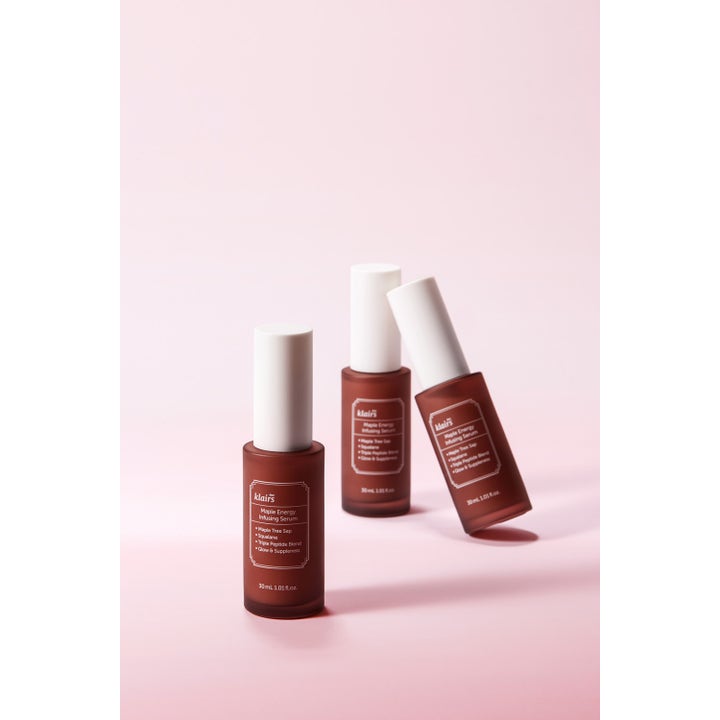 Klairs Maple Energy Infusing Serum 30 ml heleyttävä seerumi kolmessa ruskeassa pullossa vaaleanpunaisella taustalla.