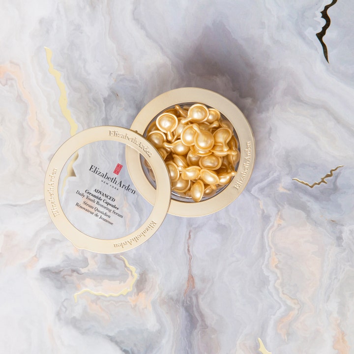 Elizabeth Arden Advanced Ceramide Daily Youth Restoring Serum 60 kapselia on uudistava seerumi kultaisissa kapseleissa.