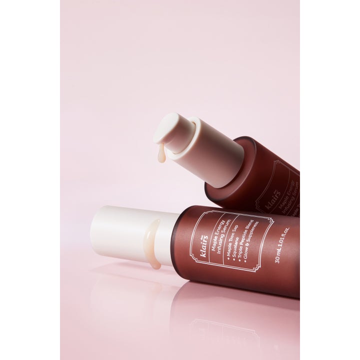 Klairs Maple Energy Infusing Serum 30 ml heleyttävä seerumi peptideillä ruskeassa pullossa vaaleanpunaisella taustalla.