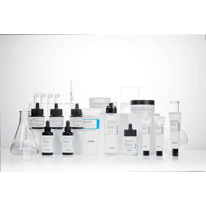 COSRX The Ceramide Skin Barrier Moisturizer 80 ml kasvovoide muiden tuotteiden ja laboratoriolasien joukossa.