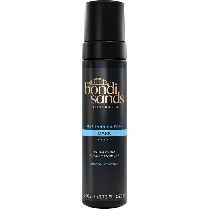 Bondi Sands Self Tanning Foam Dark 200 ml itseruskettava vaahto luo syvän rusketuksen mustassa pullossa kultaisella logolla.