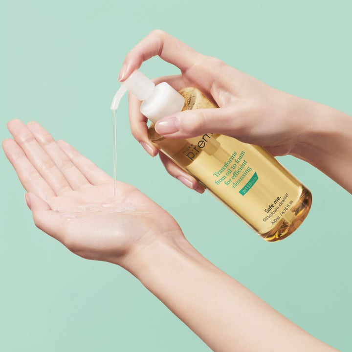 Make Prem Safe Me Oil To Foam Cleanser 200 ml puhdistusöljy, jota annostellaan pumpulla kämmenelle kirkkaasta pullosta.