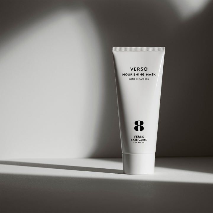 Verso N°8 Nourishing Mask 100 ml ravitseva kasvonaamio keramideilla valkoisessa tuubissa minimalistisessa valossa