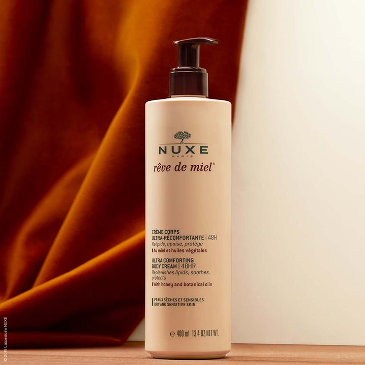 Nuxe Rêve de Miel Comforting Body Cream 400 ml vartalovoide pumppupullossa hunajaisen lämpimässä tunnelmassa.