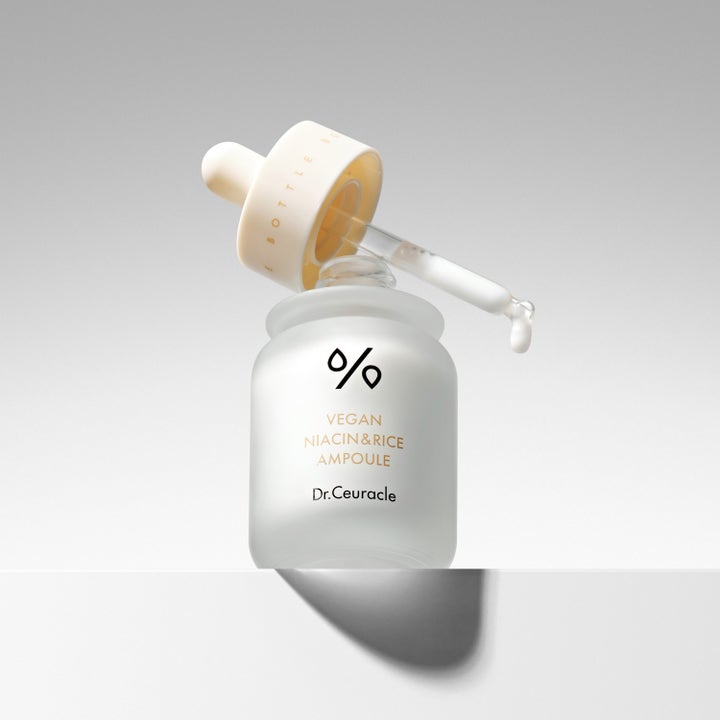 Dr. Ceuracle Vegan Niacin & Rice Ampoule 30 ml kirkastava seerumi huurteisessa pullossa, jossa on maitomaista nestettä.