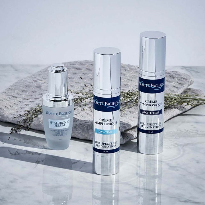 Beauté Pacifique Symphonique Hyaluronic Serum 30 ml hyaluronihapposeerumi huurteisessa pullossa marmorialustalla.