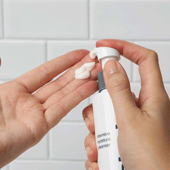 Dermalogica Intensive Moisture Cleanser Duo 2x150 ml puhdistusvoide annostellaan kämmenelle valkoisesta pumppupullosta.