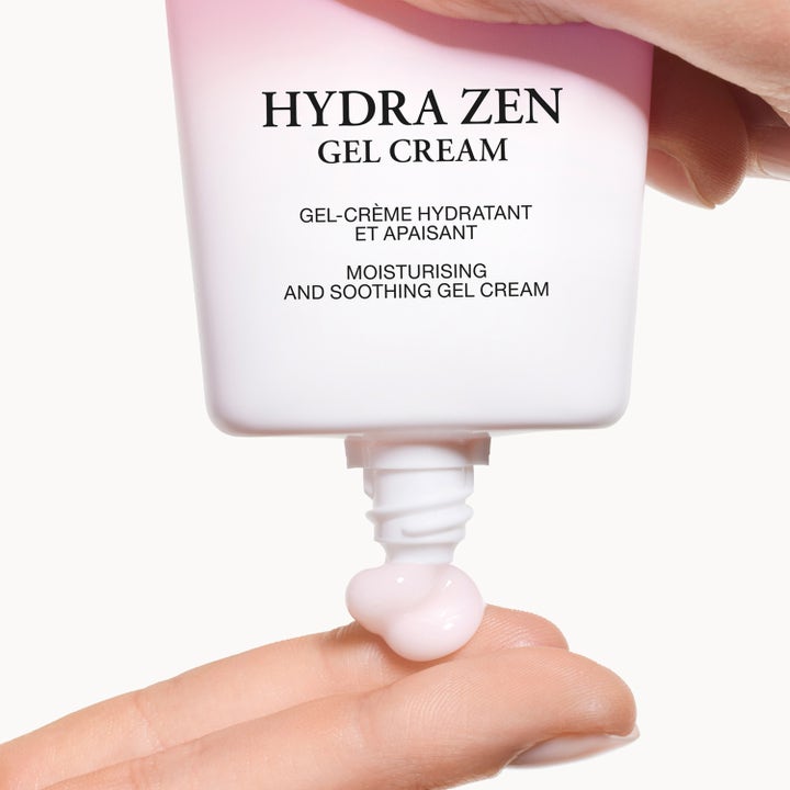 Lancôme Hydra Zen Moisturizing Gel Cream 30 ml kosteuttava kasvovoide vaaleanpunaisesta tuubista sormenpäälle.