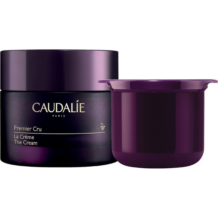 Caudalie Premier Cru The Cream 50 ml silottava kasvovoide tummassa purppurassa lasipurkissa ja täyttöpakkaus.