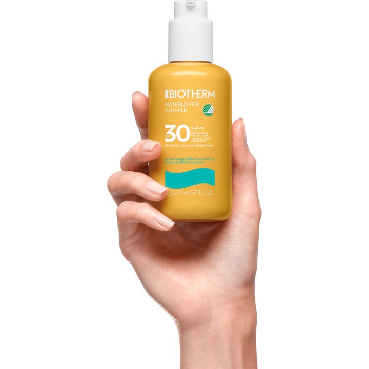 Biotherm Waterlover Sun Milk SPF30 200 ml aurinkovoide ja vaaleaa emulsiota keltaisessa pumppupullossa.