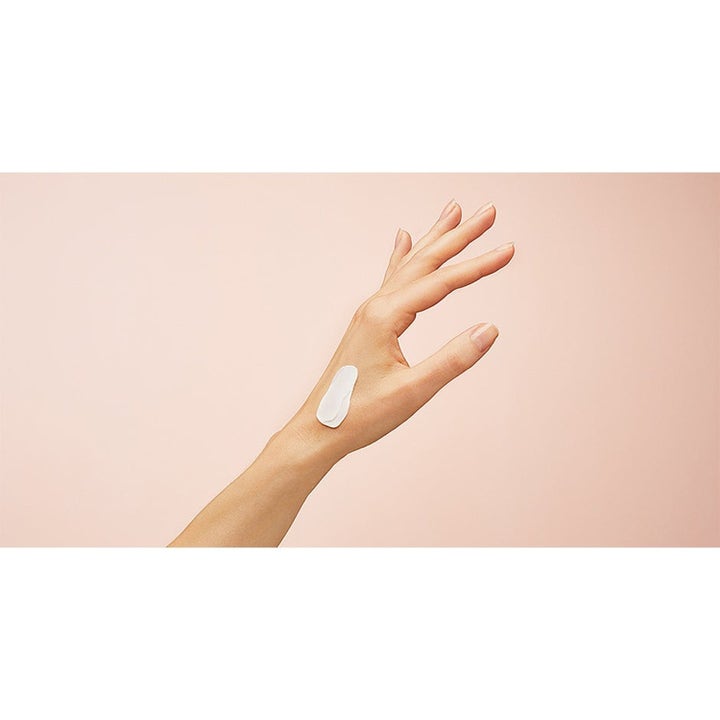 NIVEA Cellular Filler Elasticity Set kiinteyttävä ihonhoito ja pehmeä valkoinen voidekoostumus kädellä