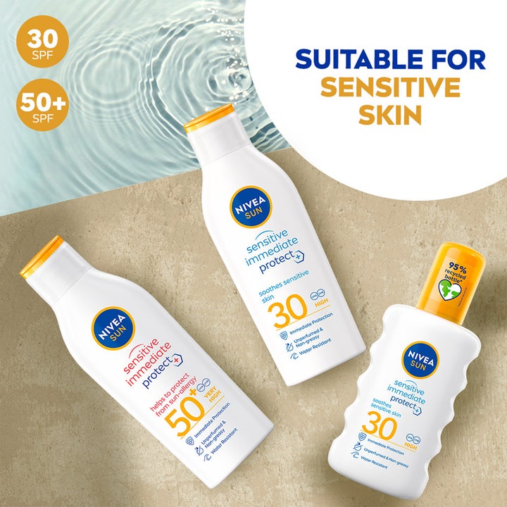NIVEA Sensitive Immediate Protect 200 ml aurinkosuoja rauhoittaa herkkää ihoa valkoisissa pulloissa hiekalla.