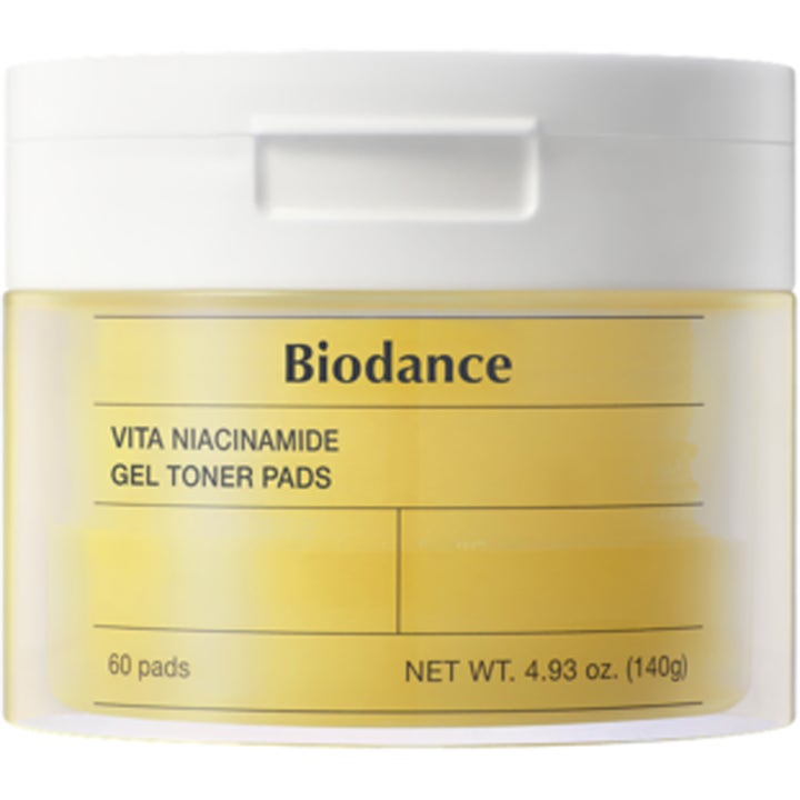Biodance Vita Niacinamide Gel Toner Pads 60 kpl heleyttävät kasvovesilaput keltaisessa läpikuultavassa purkissa
