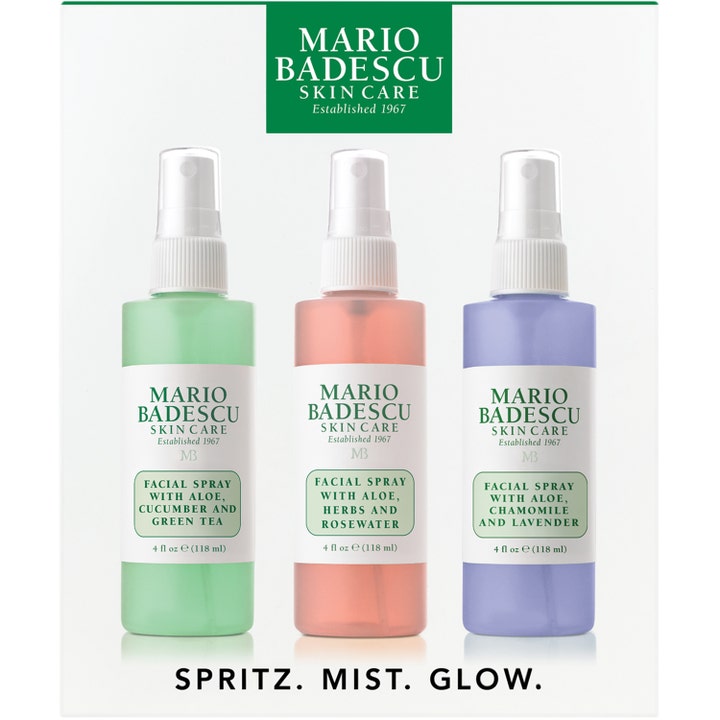 Mario Badescu Spritz Mist Glow 3 x 118 ml kasvosuihkesetti sisältää vihreän, vaaleanpunaisen ja liilan suihkepullon.