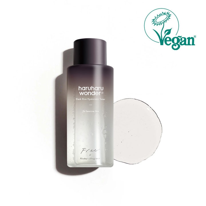 Haruharu Wonder Black Rice Hyaluronic Toner 150 ml vegaaninen kasvovesi liukuvärjätyssä pullossa kirkkaalla nesteellä.