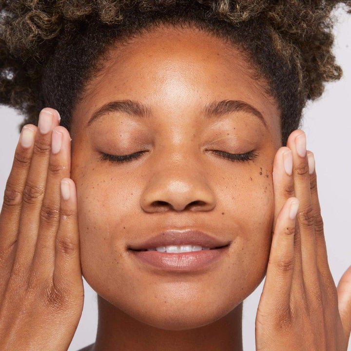 Dermalogica Sound Sleep Cocoon 10 ml elvyttävä yövoide jota nainen levittää kasvoilleen silmät kiinni