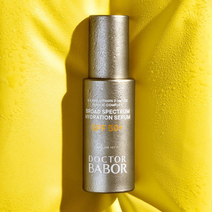 Doctor Babor Broad Spectrum Hydration Serum 30 ml kosteuttava kasvoseerumi SPF 50+ vesihelmien peittämässä pullossa.
