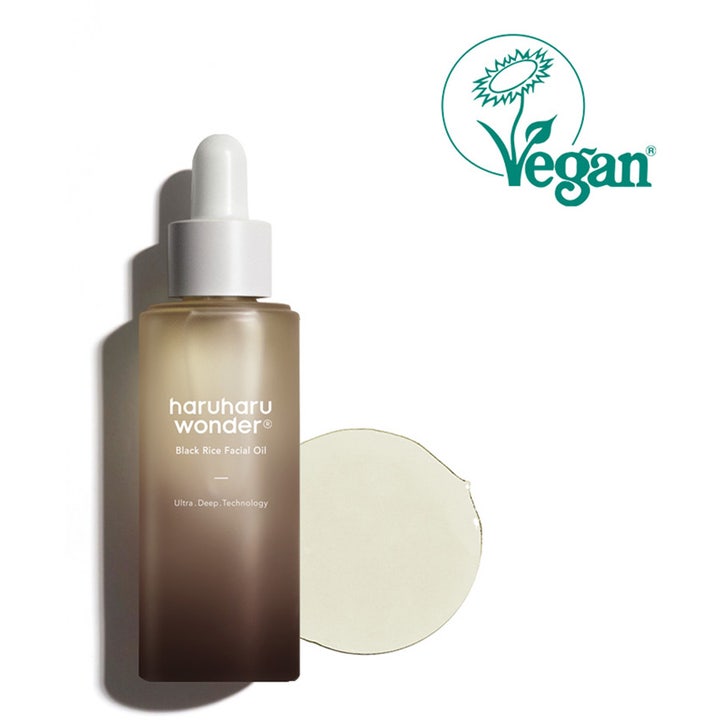 Haruharu Wonder Black Rice Facial Oil 30 ml ravitseva ansigtsöljy mattapintaisessa pullossa ja vegaaninen logo.