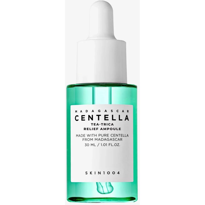 Skin1004 Madagascar Centella Tea-Trica Relief Ampoule 30 ml rauhoittava seerumi vihreässä lasipullossa valkoisella pipetillä