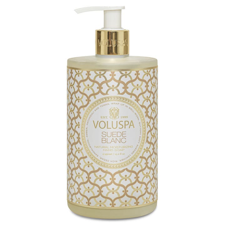 Voluspa Suede Blanc 450 ml kosteuttava käsisaippua tyylikkäässä kultakuvioisessa pumppupullossa.