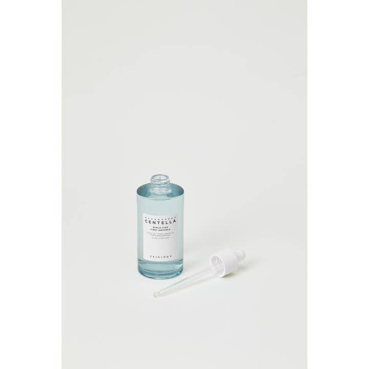 SKIN1004 Madagascar Centella Hyalu-Cica First Ampoule 100 ml seerumi kirkkaassa pullossa ja erillinen valkoinen pipetti.