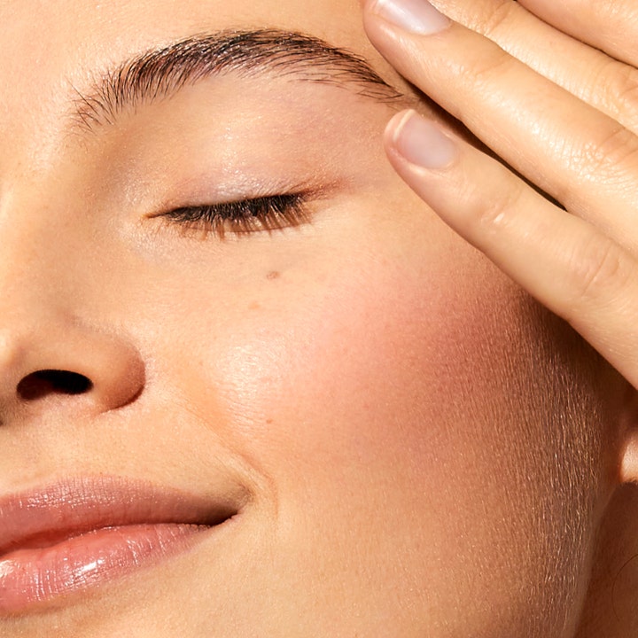 Nuxe Prodigieuse Boost Vitamin C Glow Boosting Serum 30 ml kirkastava seerumi naisen hehkuvalla ja kuulaalla iholla