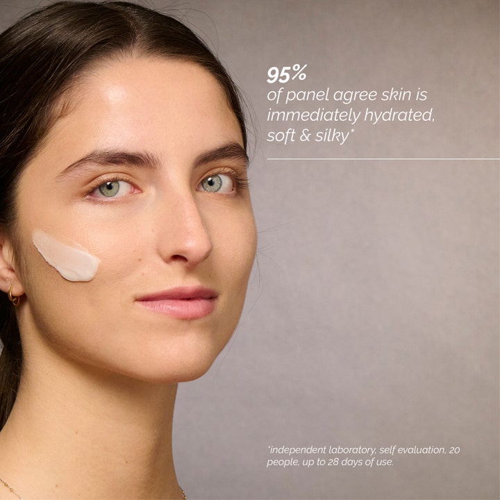 Skin Regimen Tripeptide Gel Cream 50 ml kosteuttava kasvovoide levitettynä mallin kasvoille.