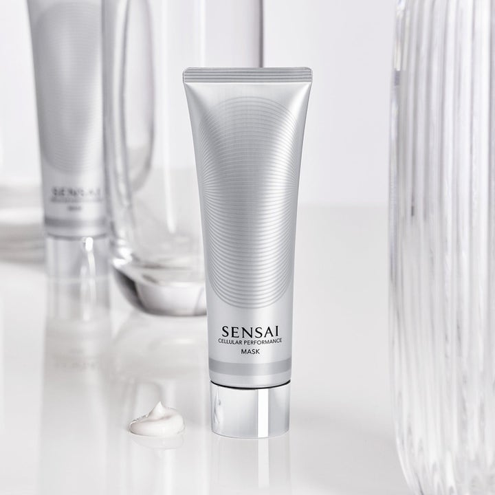 Sensai Cellular Performance Mask 140 ml niacinamidia sisältävä kasvonaamio hopeisessa tuubissa ja voidemainen tekstuuri.