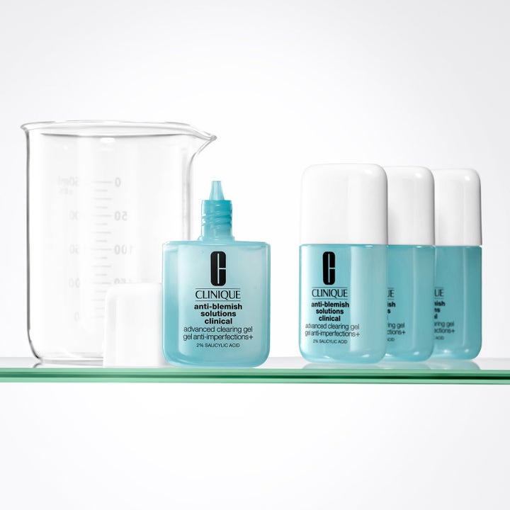 Clinique Anti Blemish Advanced Clearing Gel 20 ml epäpuhtauksia hoitava geeli vaaleansinisissä pulloissa ja mittalasi.