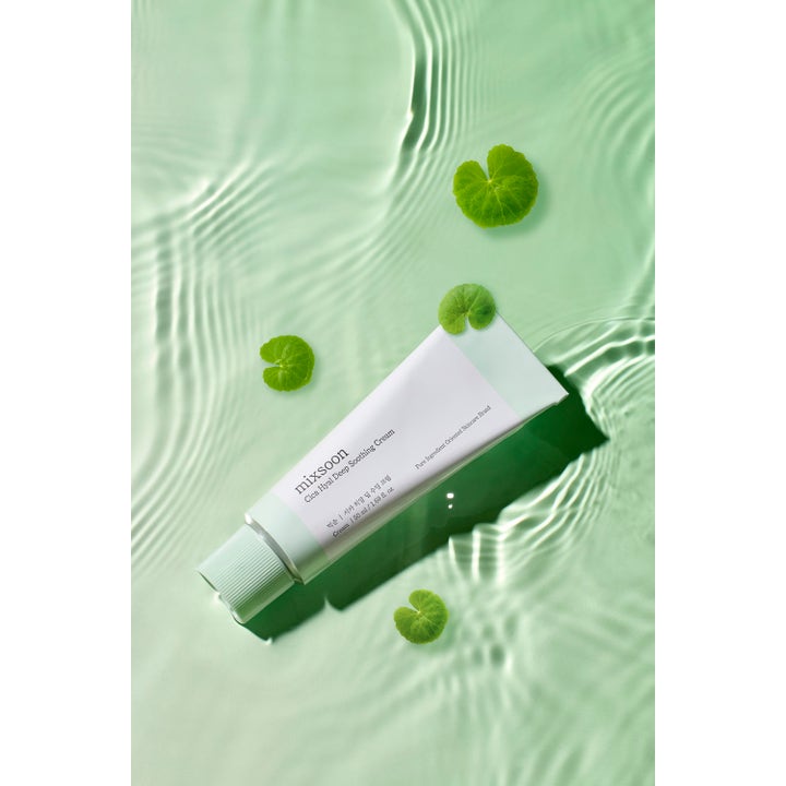 Mixsoon Cica Hyal Soothing Cream 50 ml rauhoittava kasvovoide vaaleanvihreässä tuubissa veden ja cica-lehtien ympäröimänä.