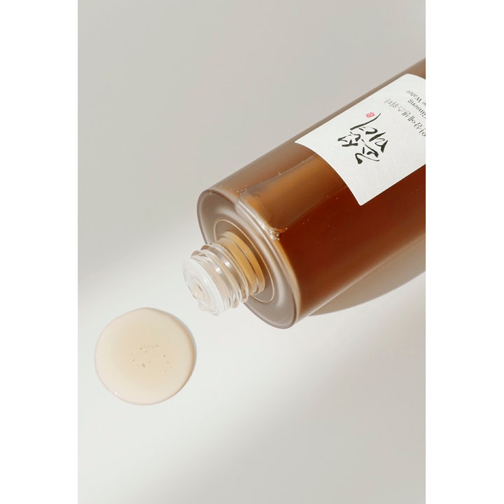 Beauty of Joseon Ginseng Essence Water Mini 40 ml kosteuttava essence ja pisara vaaleaa nestettä pullon vieressä