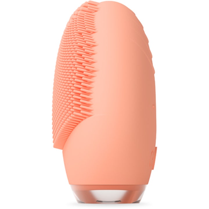 FOREO LUNA 4 go Peach Perfect 1 kpl syväpuhdistava kasvojen puhdistuslaite persikanvärisestä silikonista sivunäkymässä.