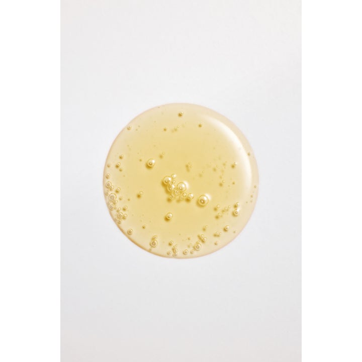 Some By Mi Galactomyces Pure Vitamin C Glow Serum 30 ml heleyttävä seerumi ja sen kellertävä kupliva koostumus.