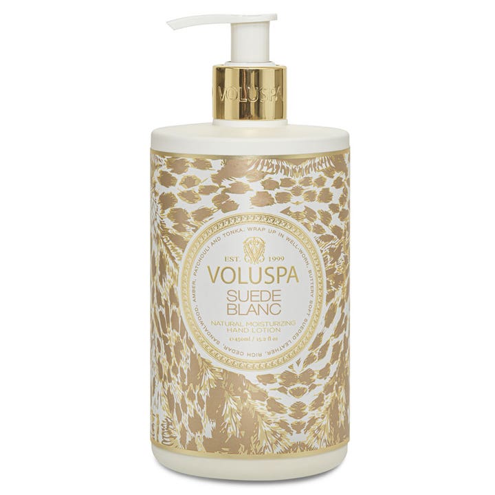Voluspa Suede Blanc 450 ml kosteuttava käsivoide valkoisessa pumppupullossa, jossa on kultainen eläinkuvio.