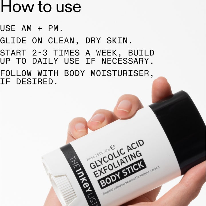The INKEY List Glycolic Acid Exfoliating Body Stick 45 g kuoriva vartalopuikko kädessä käyttöohjeiden alla